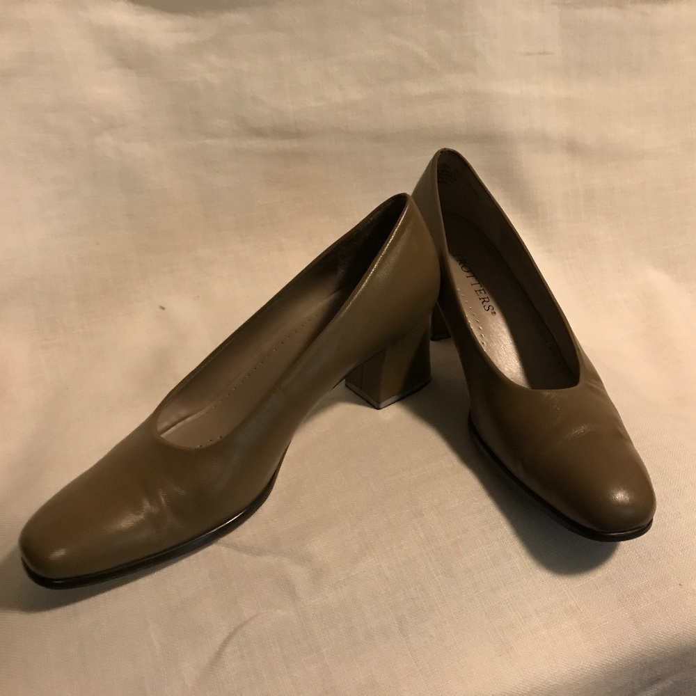 Vintage camel leather Trotter pump, size 6 1/2 N, s